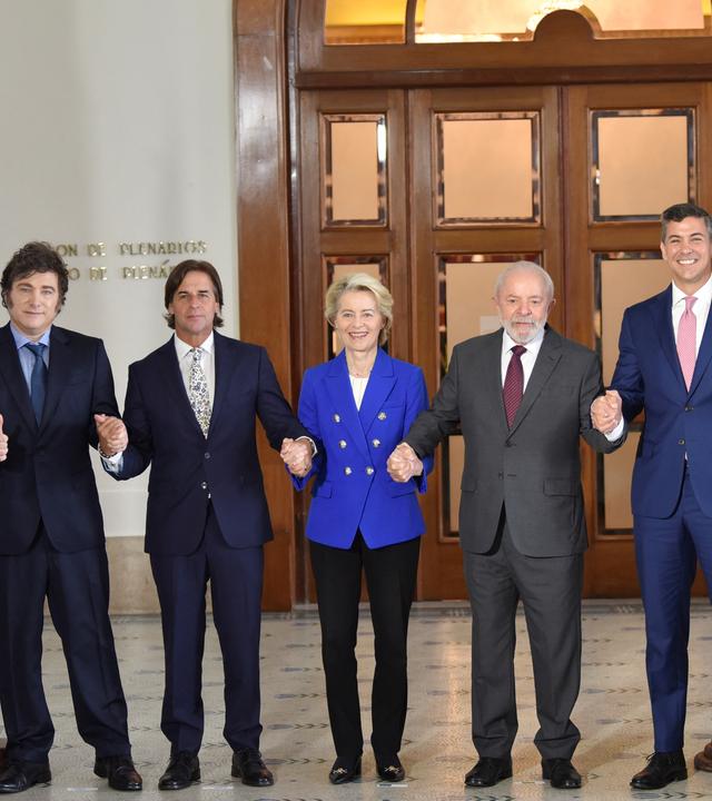 Uruguays Präsident Luis Lacalle Pou posiert mit der Präsidentin der Europäischen Kommission Ursula von der Leyen, dem argentinischen Präsidenten Javier Milei, dem brasilianischen Präsidenten Luiz Inacio Lula da Silva und dem paraguayischen Präsidenten Santiago Pena während eines Familienfotos auf dem Mercosur-Gipfel in Montevideo, Uruguay
