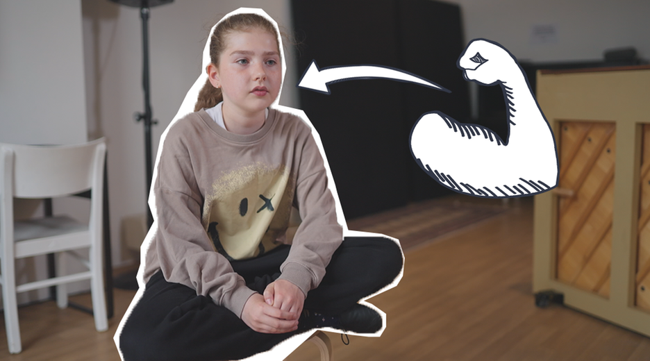 Ein Mädchen sitzt auf einem Stuhl, danaben ein gezeichneter starker Arm und ein Pfeil der vom Arm auf das Mädchen zeigt. 