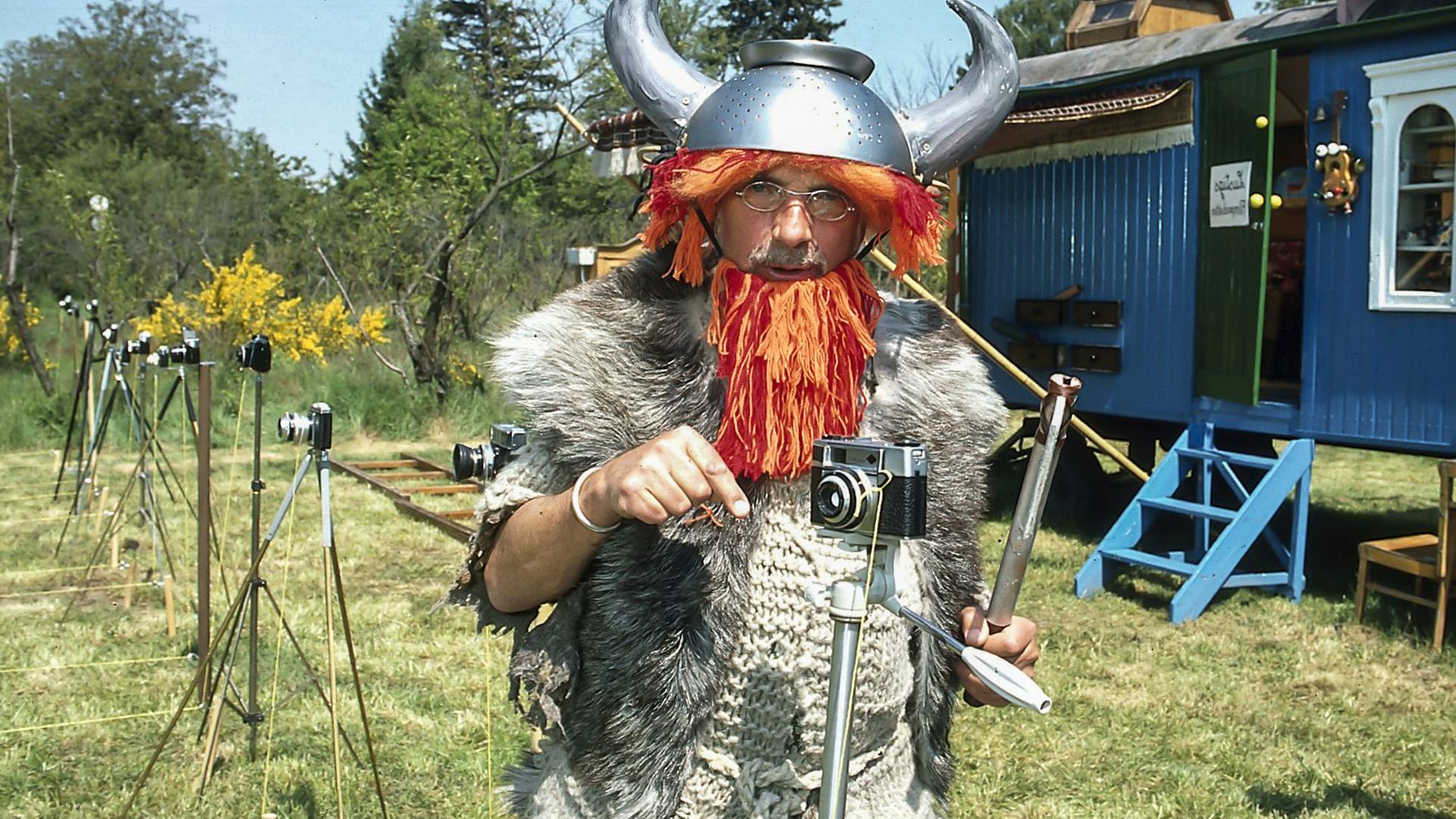 Peter trägt ein Wikinger-Kostüm.