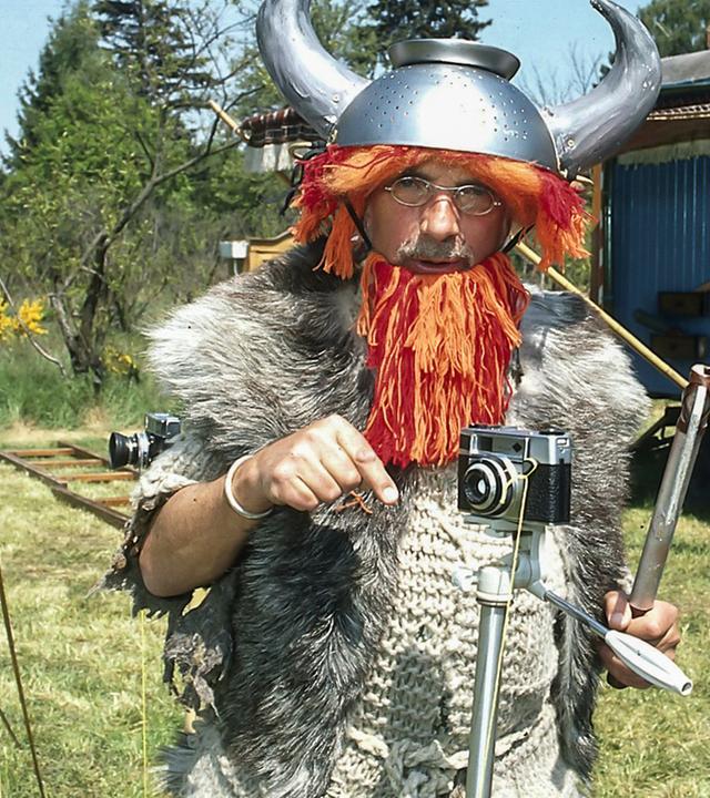 Peter trägt ein Wikinger-Kostüm.