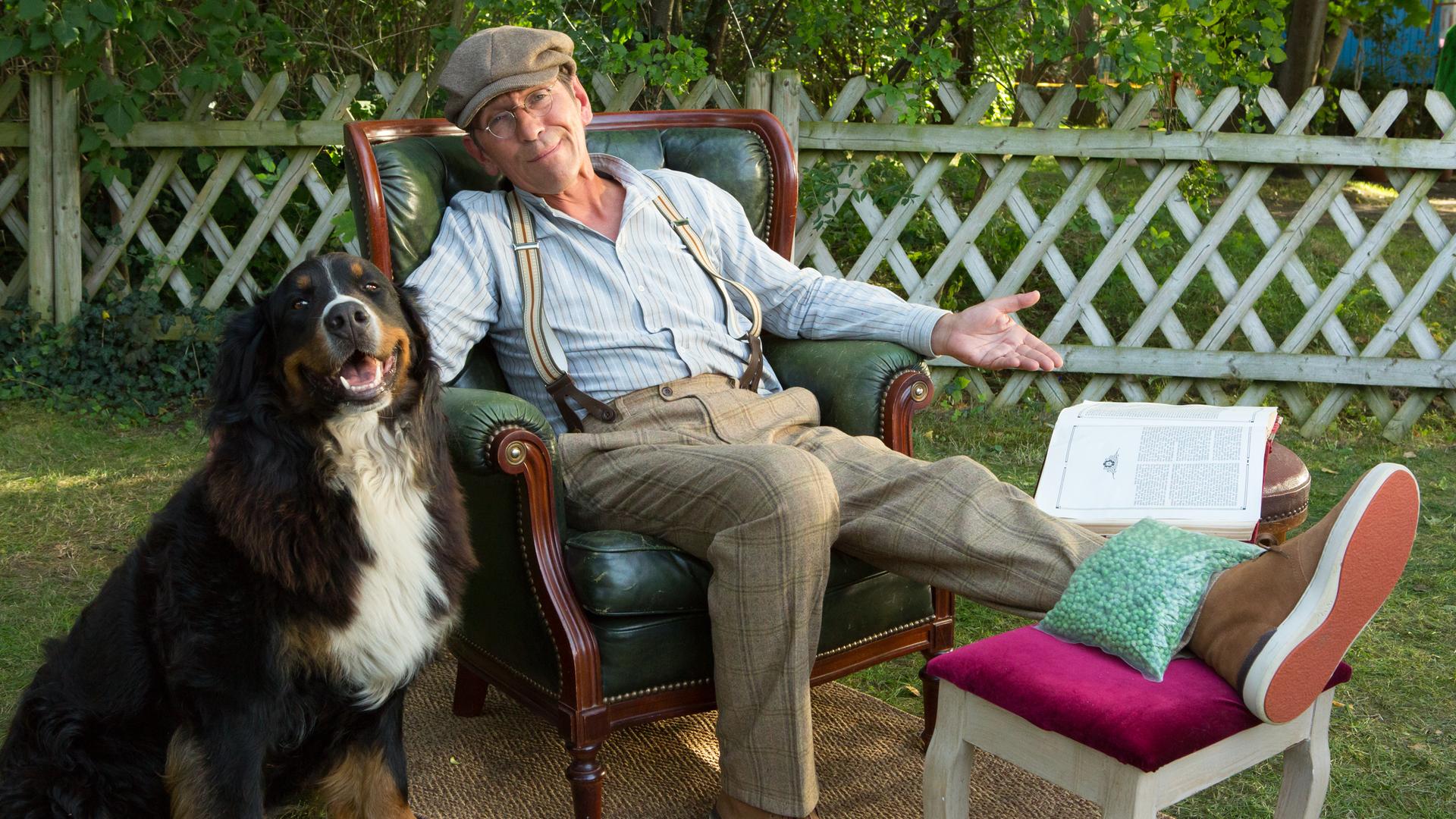 Vor dem Bauwagen sitzen Fritz Fuchs (Guido Hammesfahr) und der Berner Sennenhund Keks