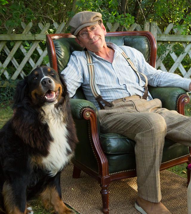 Vor dem Bauwagen sitzen Fritz Fuchs (Guido Hammesfahr) und der Berner Sennenhund Keks