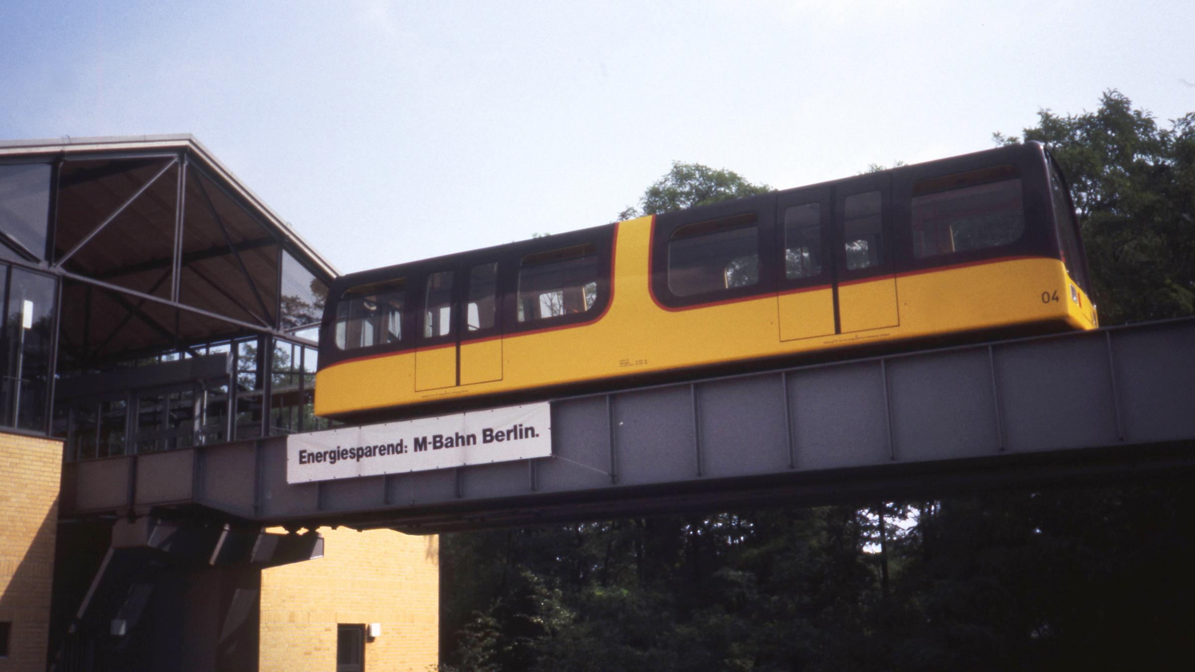 Magnetbahn in Berlin am Kemperplatz 1988.