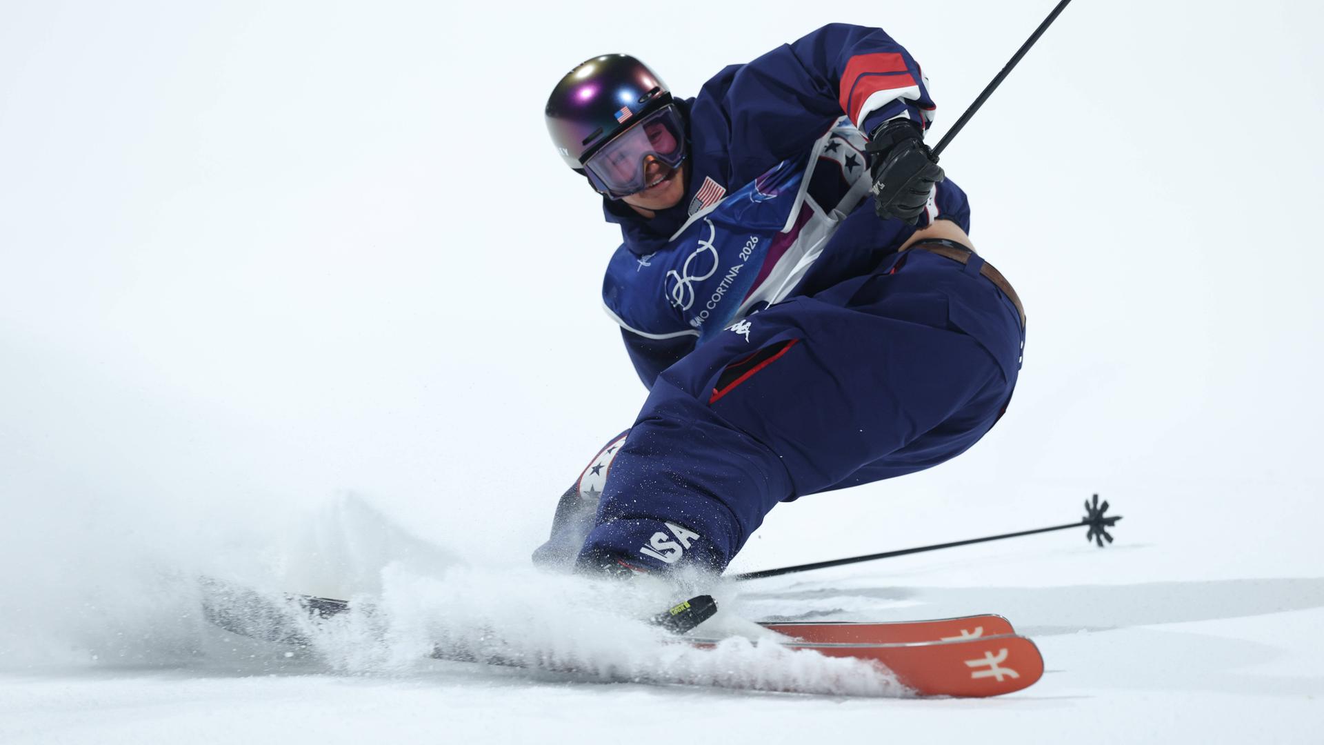 Der US-amerikanische Freestyle-Skier Mac Forehand lächelt nach seinem dritten Sprung bei den Olympischen Winterspielen 2026 in Cortina