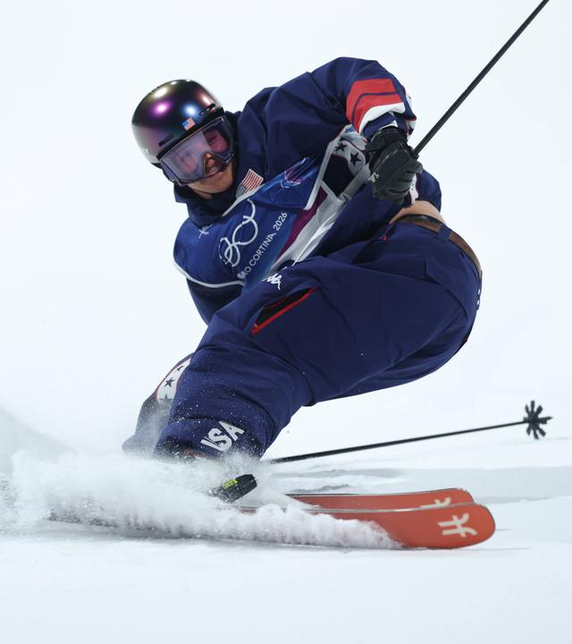 Der US-amerikanische Freestyle-Skier Mac Forehand lächelt nach seinem dritten Sprung bei den Olympischen Winterspielen 2026 in Cortina