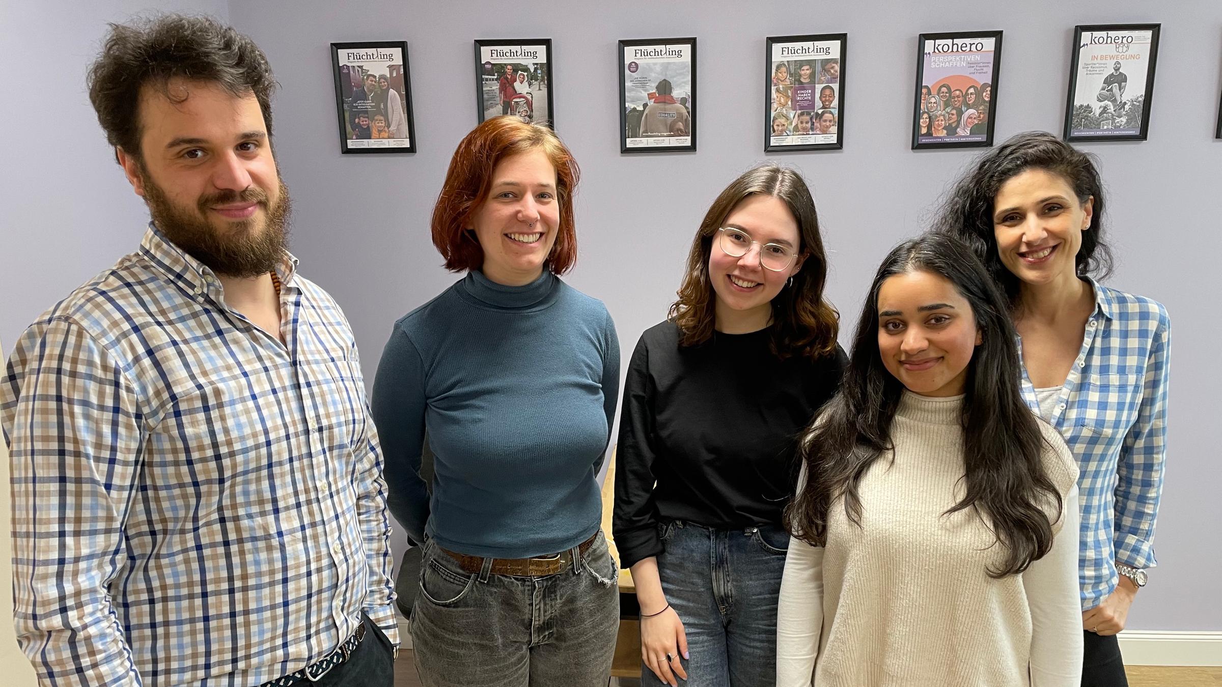 FaF-Moderatorin Homeira Rhein (re.) besucht die Macherinnen und Macher des Kohero Magazins