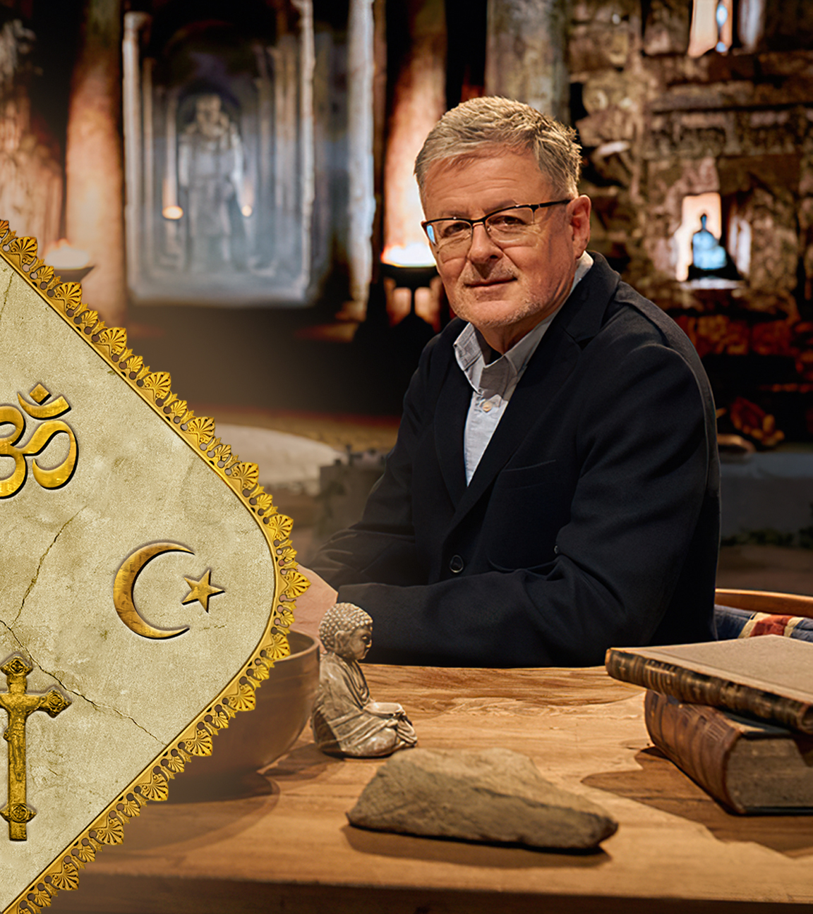 Christopher Clark sitzt an einem Tisch, neben ihm ein Schale und eine Bibel