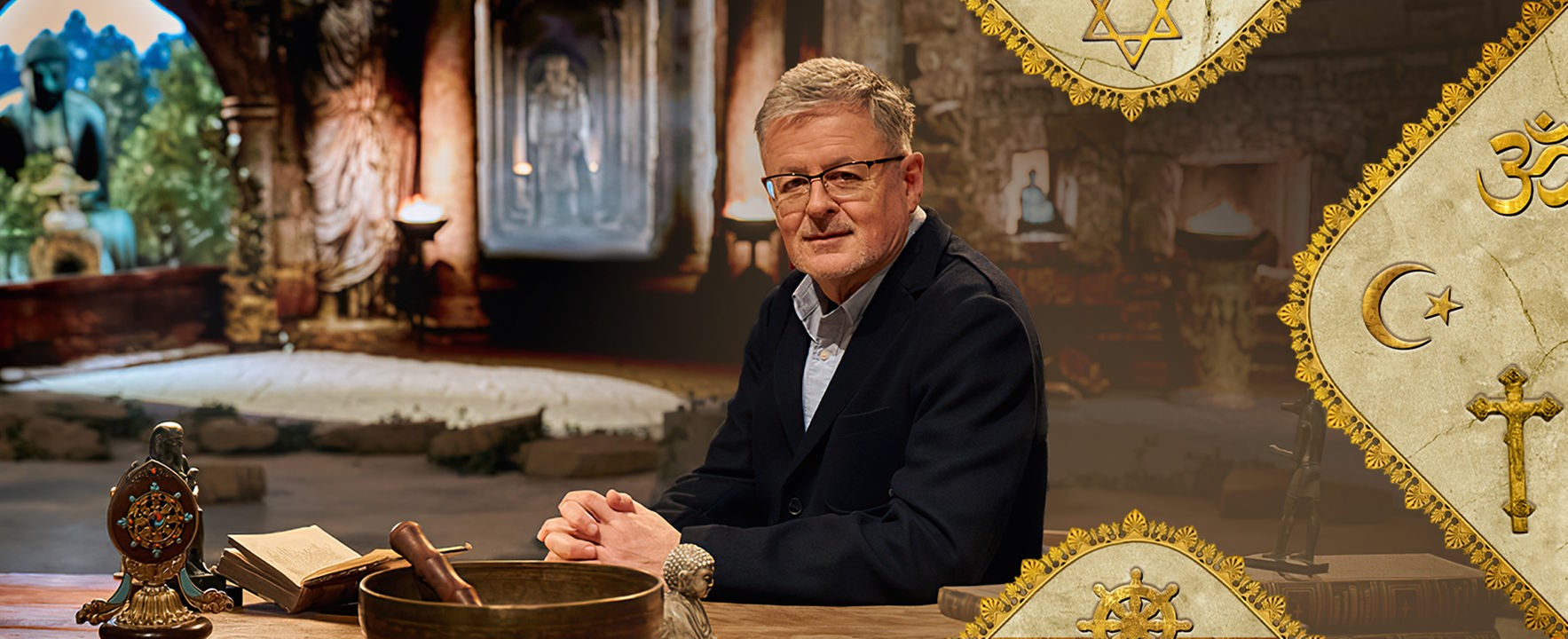 Christopher Clark sitzt an einem Tisch, neben ihm ein Schale und eine Bibel