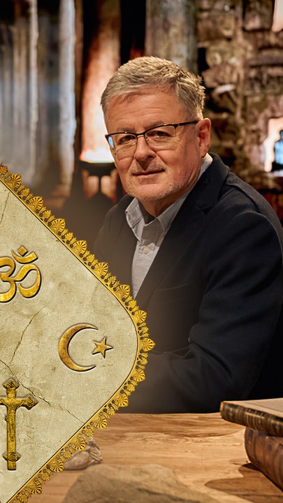 Christopher Clark sitzt an einem Tisch, neben ihm ein Schale und eine Bibel