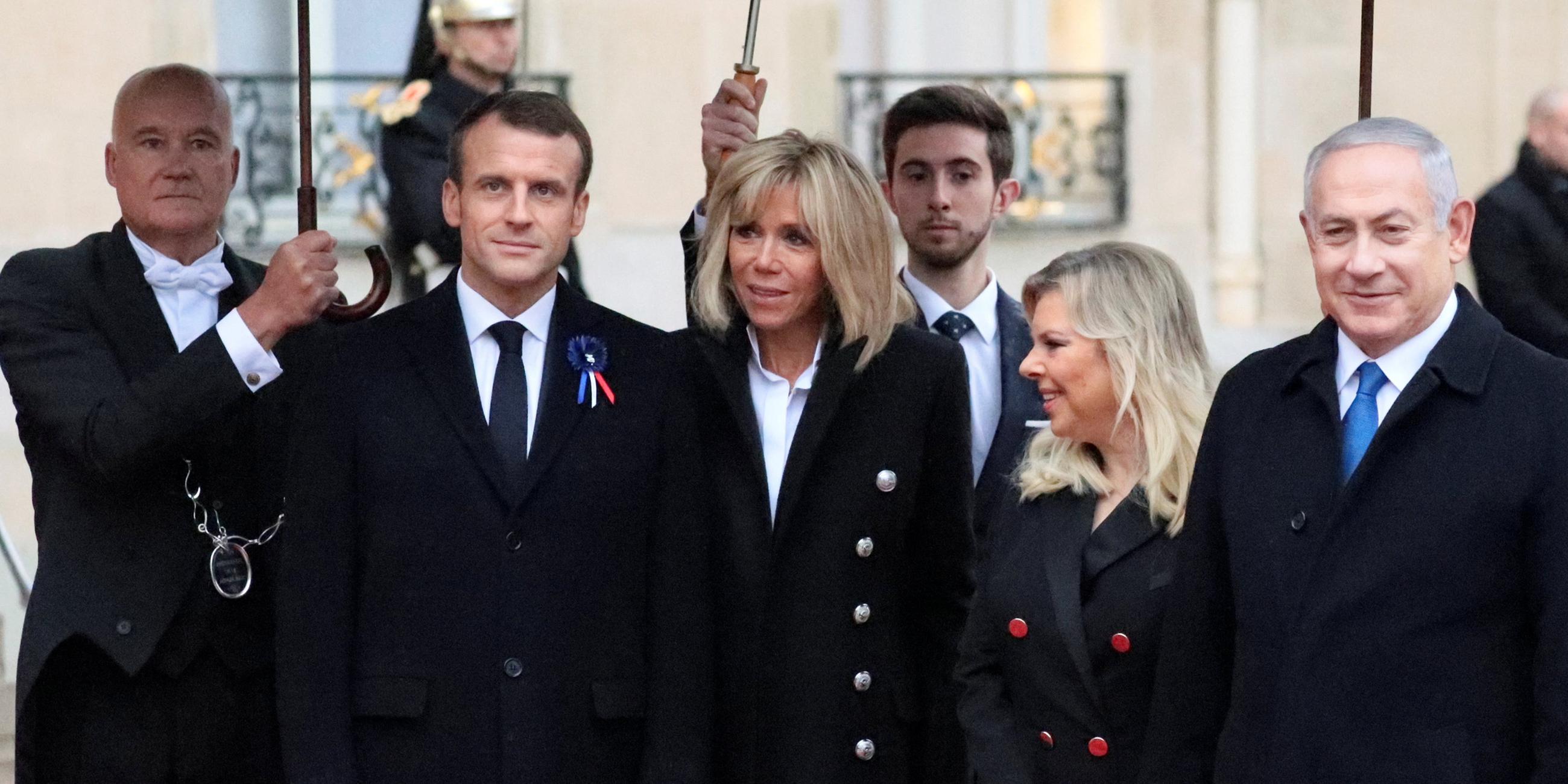 Emmanuel Macron und seine Frau Brigitte begrüßen Benjamin Netanjahu und seine Frau Sara am 11.11.2018 in Paris