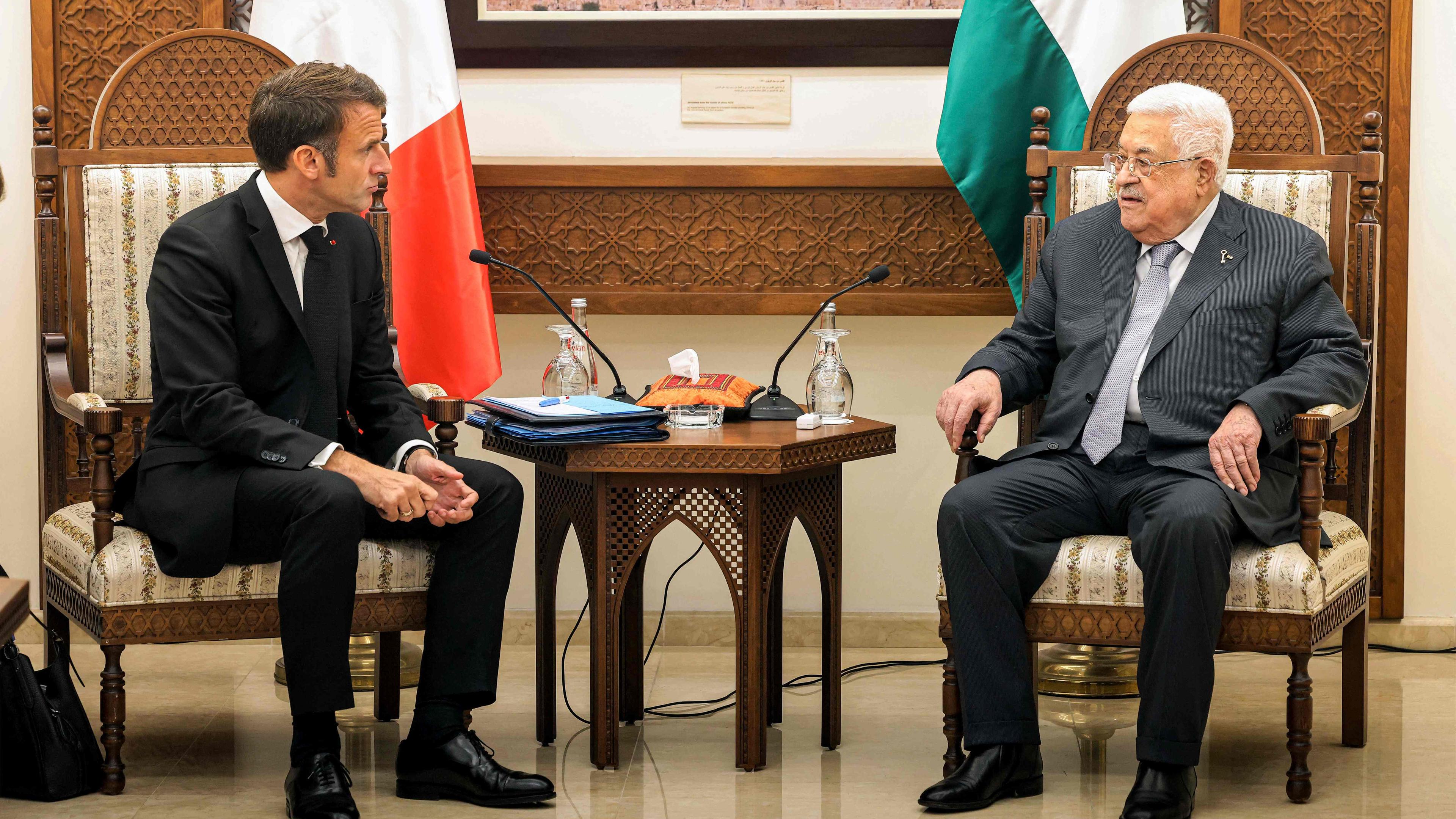 Der französische Präsident Emmanuel Macron trifft den palästinensischen Präsident Mahmud Abbas.