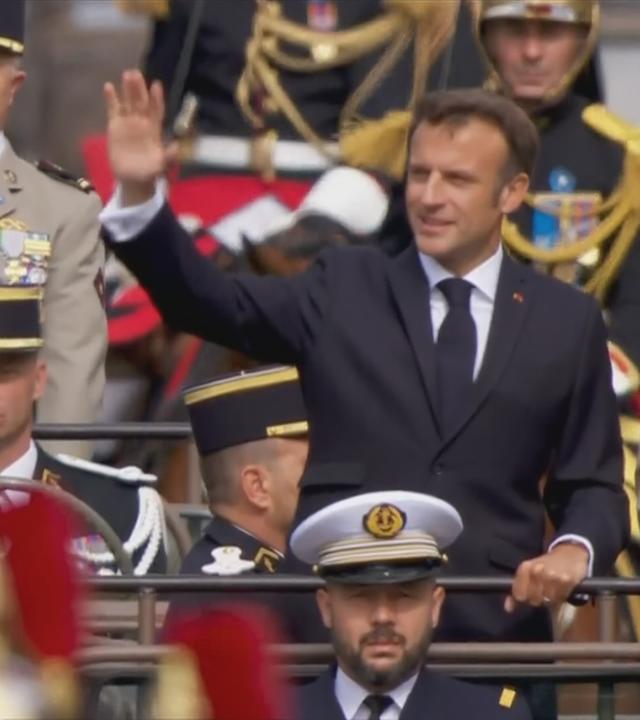 Macron auf einer Kutsche