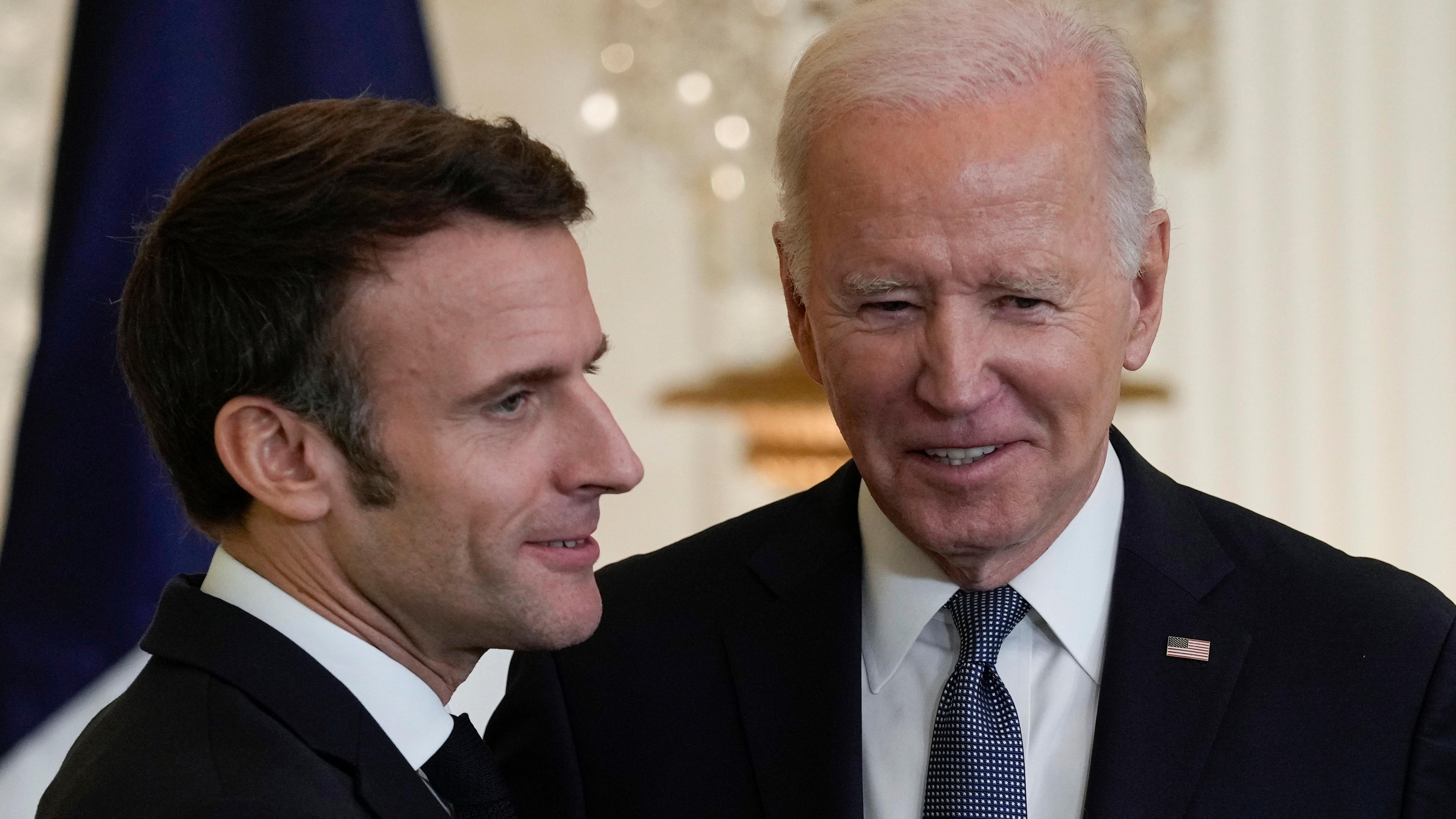 Archiv: Frankreichs Präsident Macron spricht mit Biden