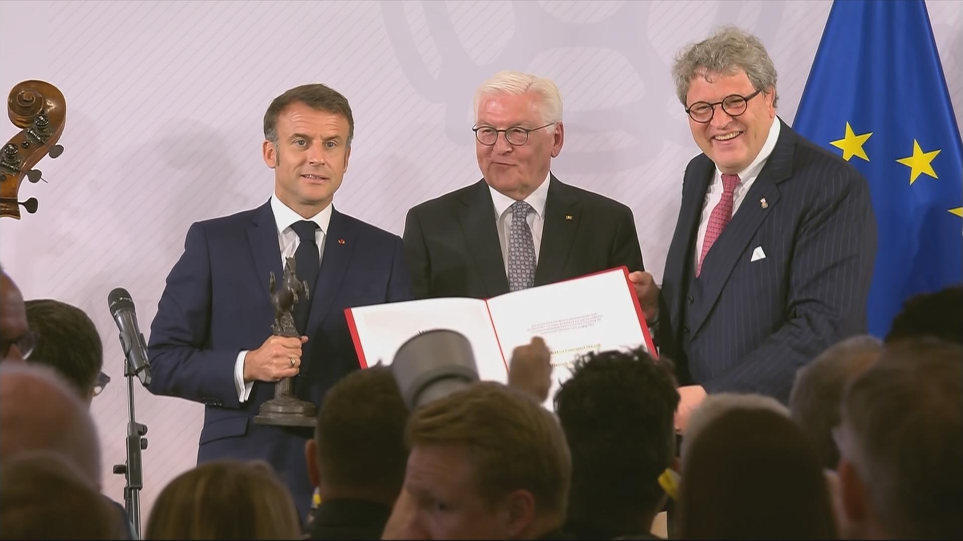 Macron erhält den westfälischen Friedenspreis in Münster.