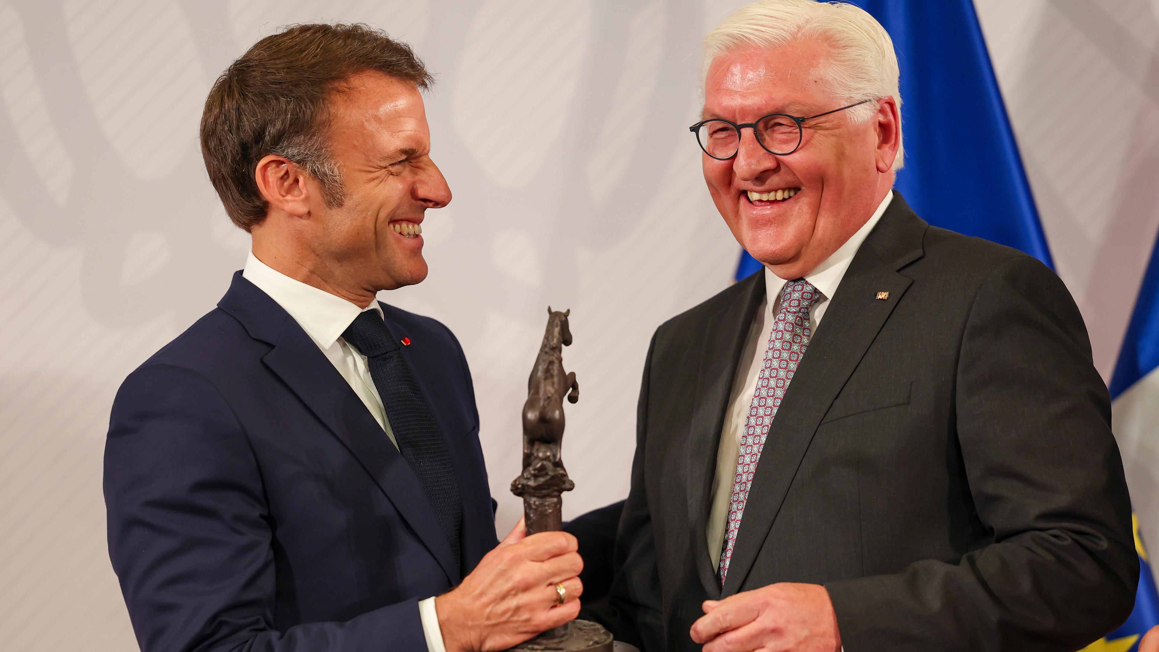 Nordrhein-Westfalen, Münster: Emmanuel Macron (l), Präsident von Frankreich, bekommt im Festsaal im historischen Rathaus Münster, den Internationalen Preis des Westfälischen Friedens von Bundespräsident Frank-Walter Steinmeier überreicht.