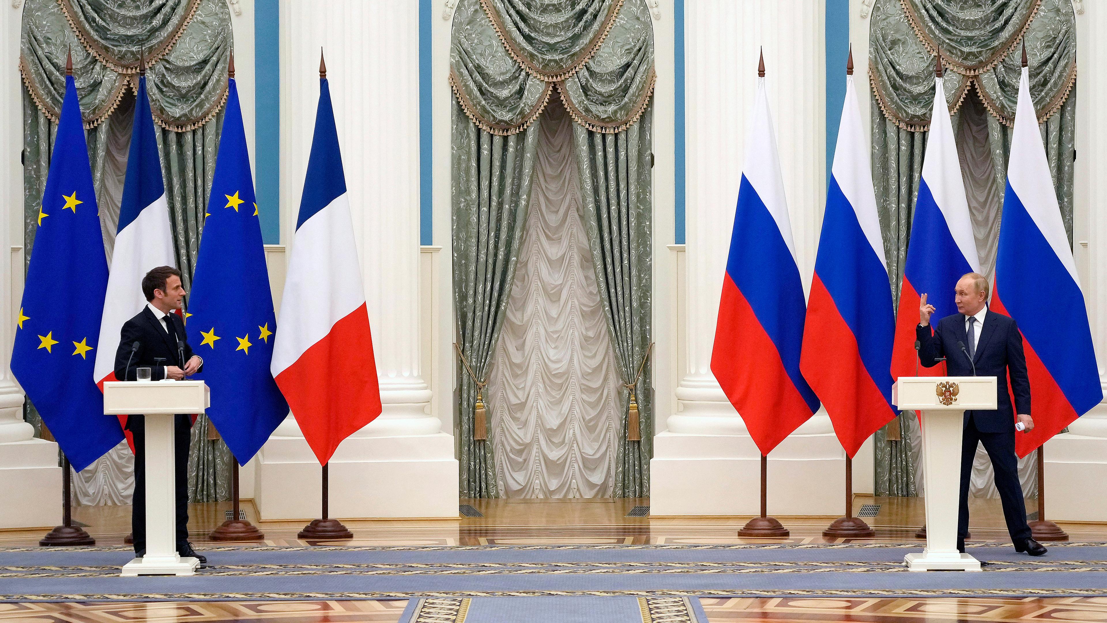 Vladimir Putin (r.) und Emmanuel Macron am 07.02.2021 in Moskau (Russland)