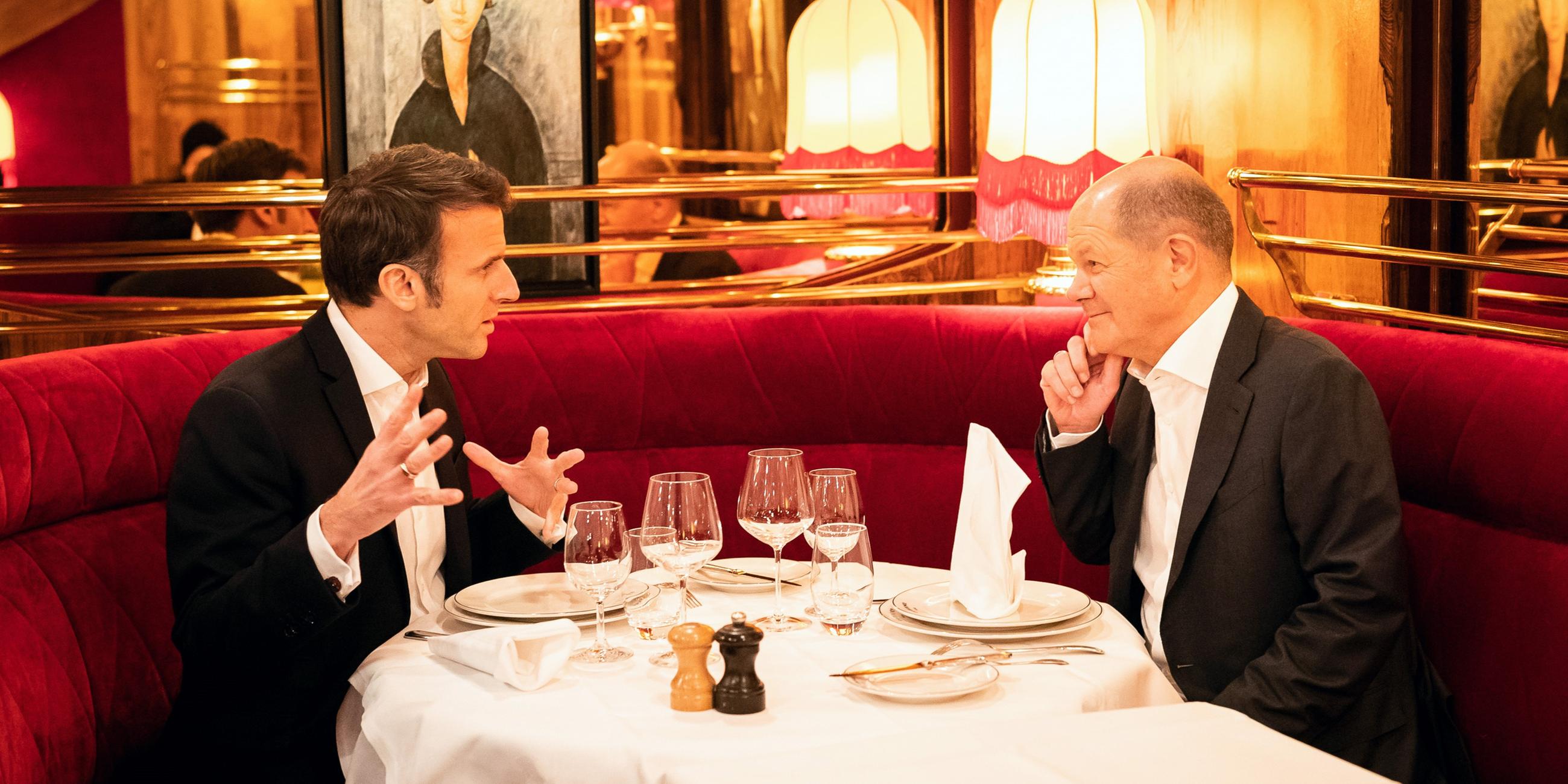 Emmanuel Macron, Präsident von Frankreich, und Bundeskanzler Olaf Scholz (SPD) sprechen miteinander.