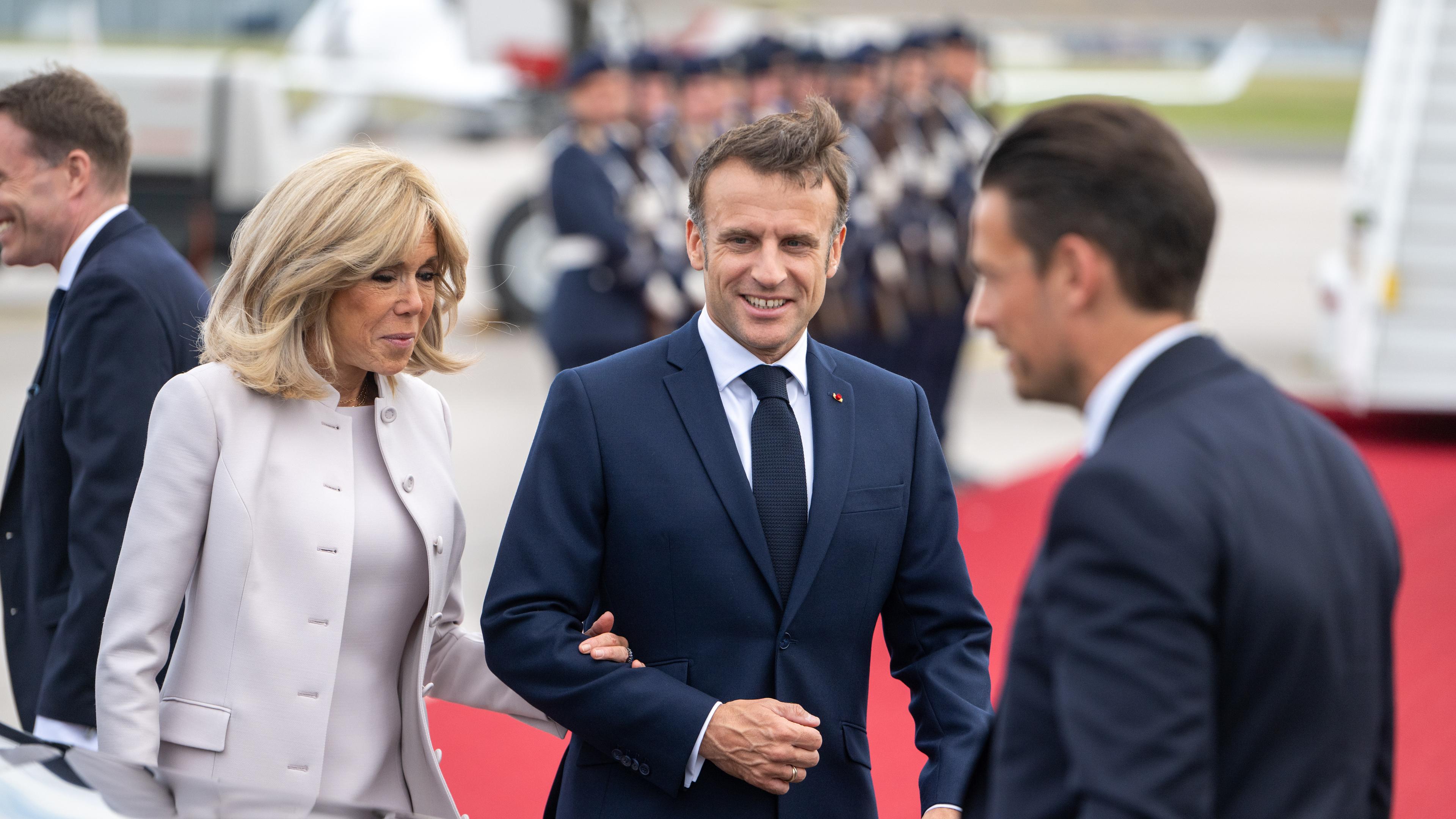 Emmanuel Macron, Präsident von Frankreich, und seine Frau Brigitte Macron kommen am Militärischen Teil vom Flughafen BER an.