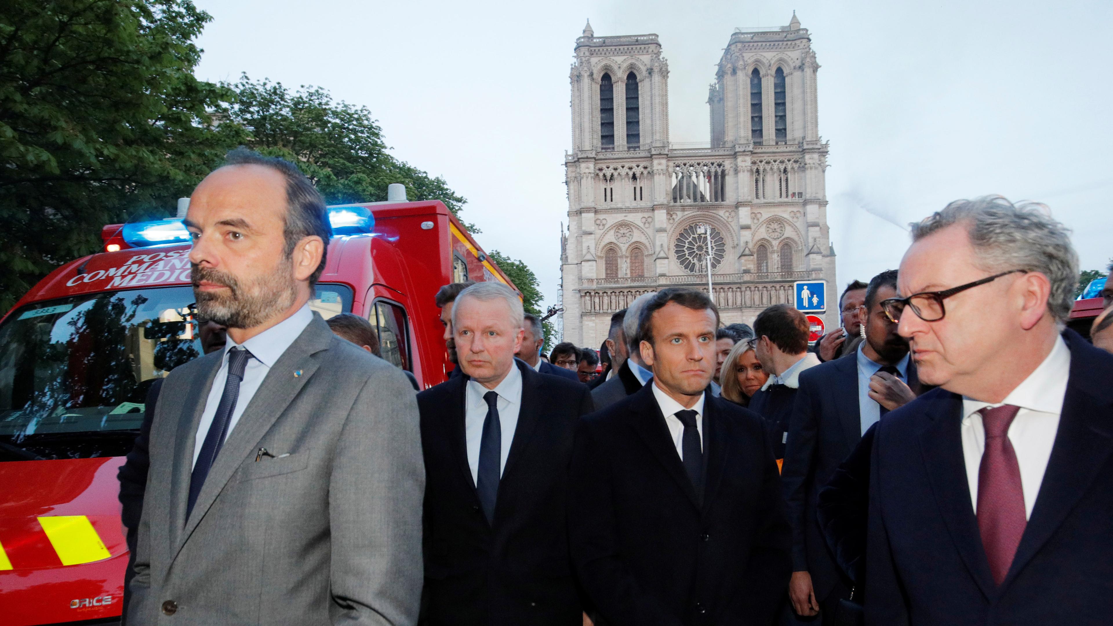 Der französische Präsident Macron trifft sich mit Einsatzkräften vor der Kathedrale Notre-Dame in Paris am 15.04.2019