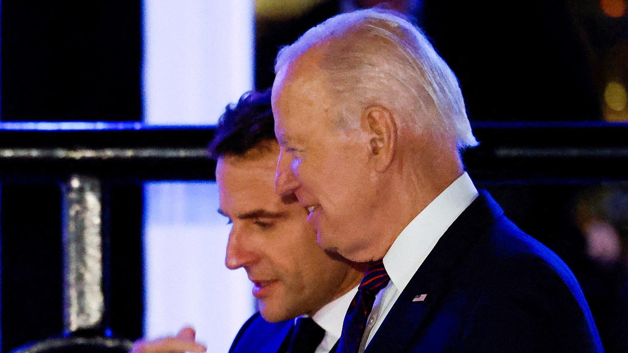 US-Präsident Joe Biden und der französische Präsident Emmanuel Macron sprechen am 30. November 2022 vor dem Restaurant Fiola Mare im Stadtteil Georgetown in Washington, USA.