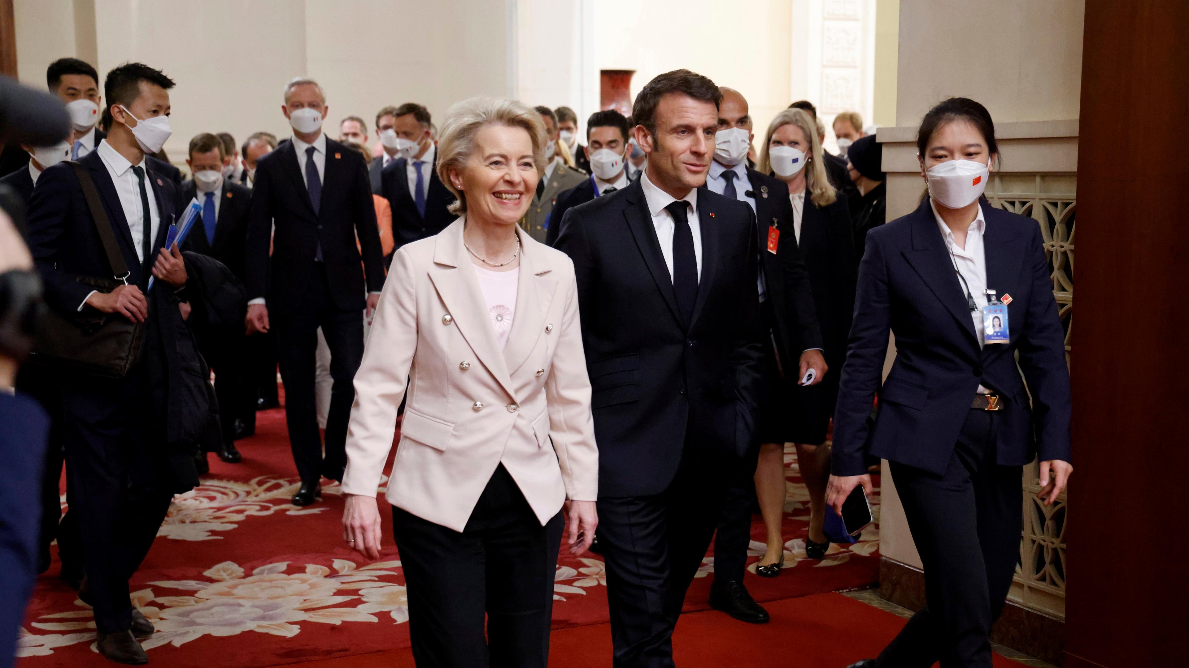 Ursula von der Leyen neben Emmanuel Macron