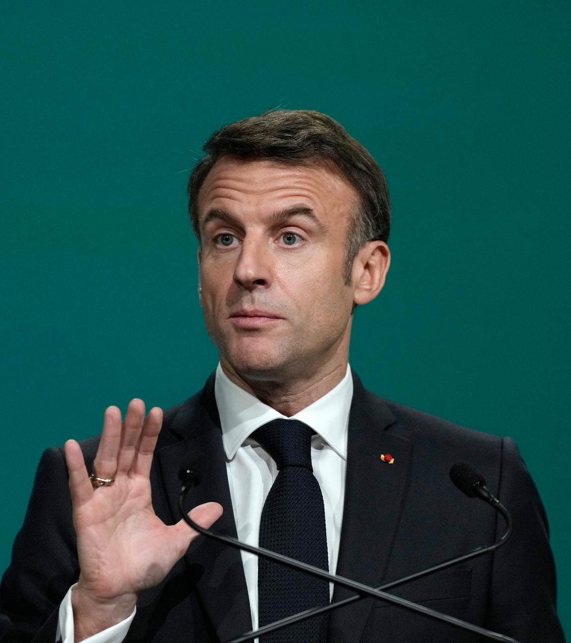 Emmanuel Macron, Präsident von Frankreich, spricht während einer Plenarsitzung auf dem UN-Klimagipfel COP28.