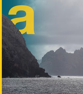 Inselfelsen im Wasser