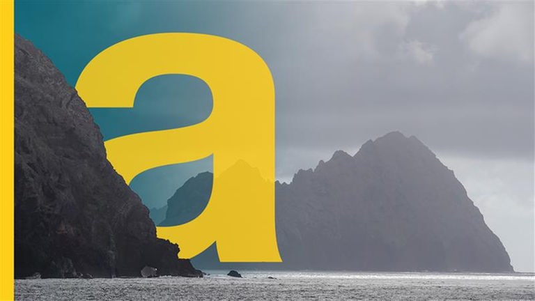 Inselfelsen im Wasser