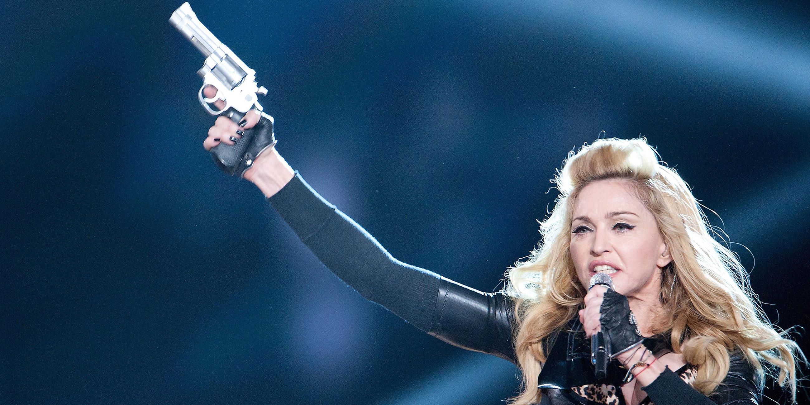 Madonna bei einem Konzert in Amsterdam mit Pistole in der Hand