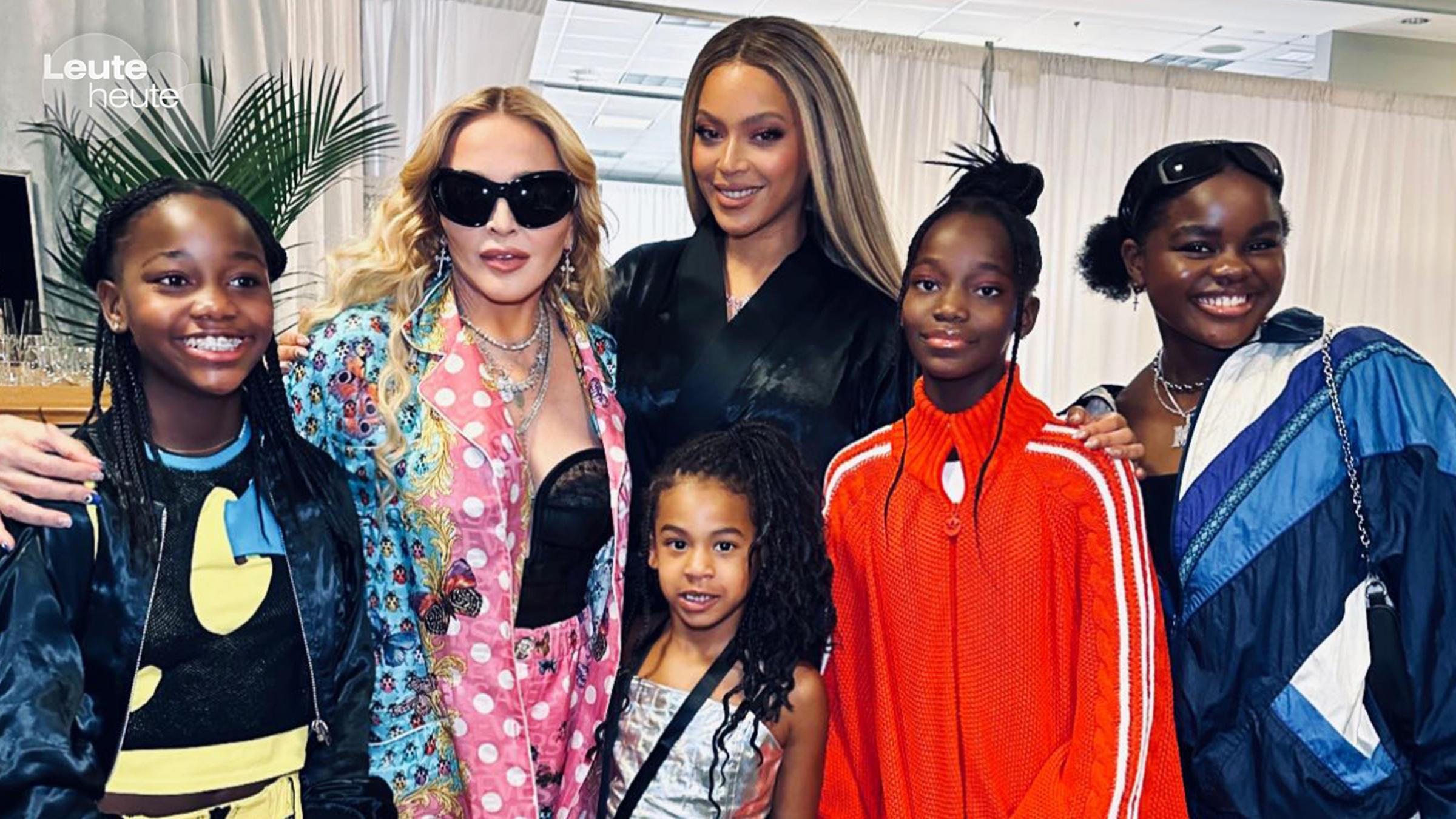 Gruppenbild mit den Ikonen Madonna und Beyoncé mit den Kindern der Sängerinnen.