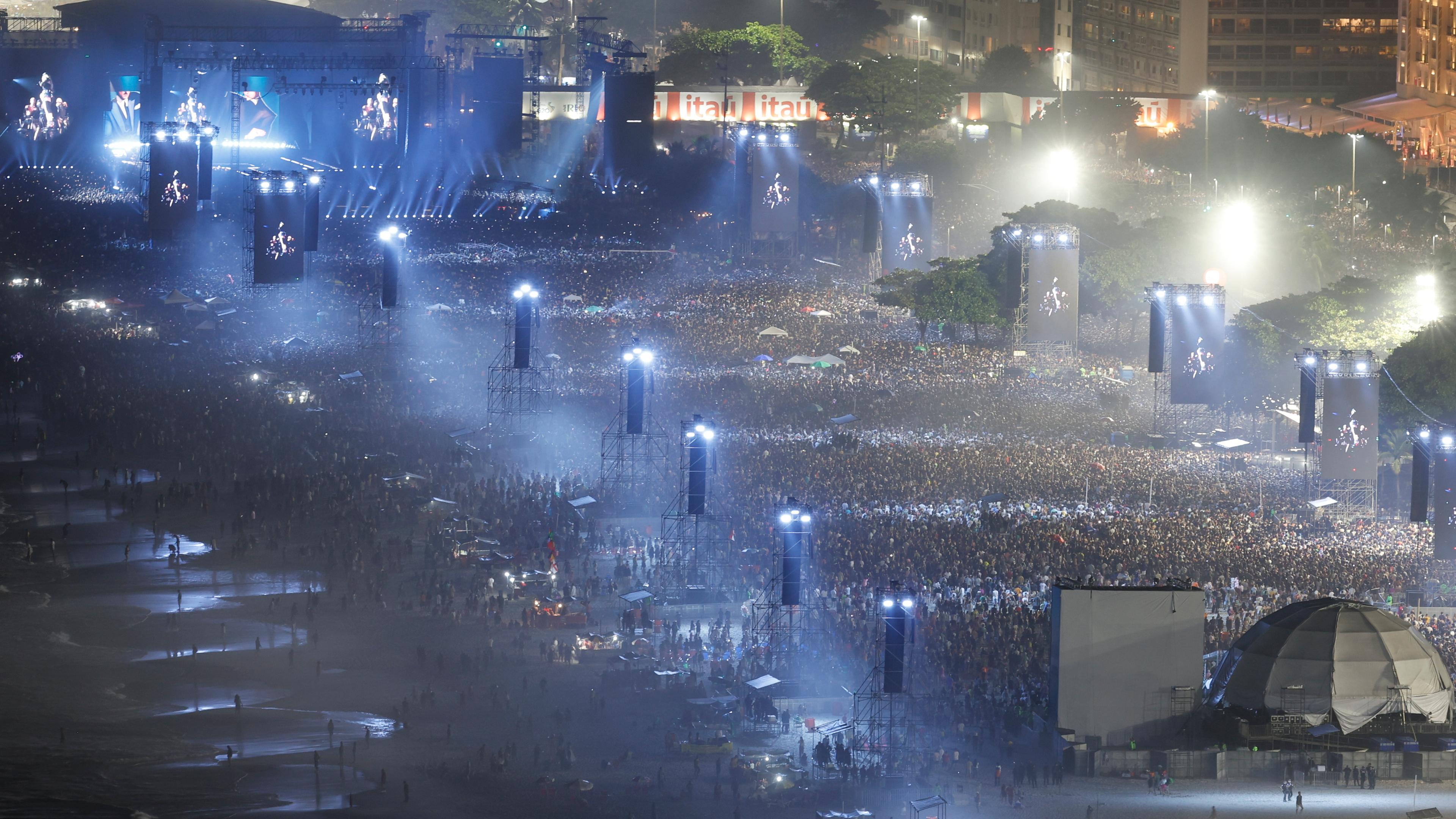 Luftaufnahme vom Konzert in Rio. Sie zeigt etliche Fans und die Bühne.