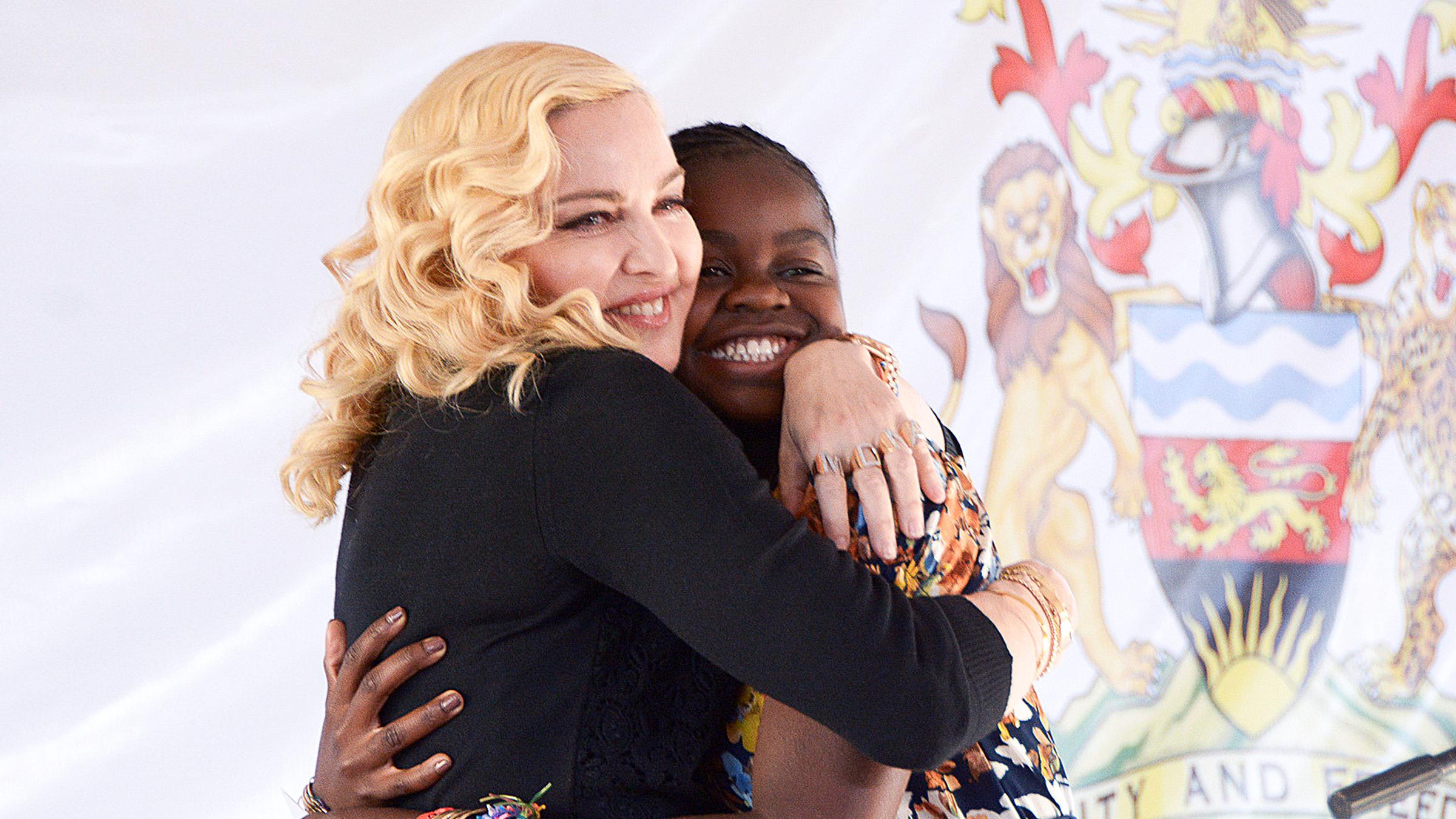 Sängerin Madonna umarmt ihre Tochter Mercy voller Stolz zum 18. Geburtstag