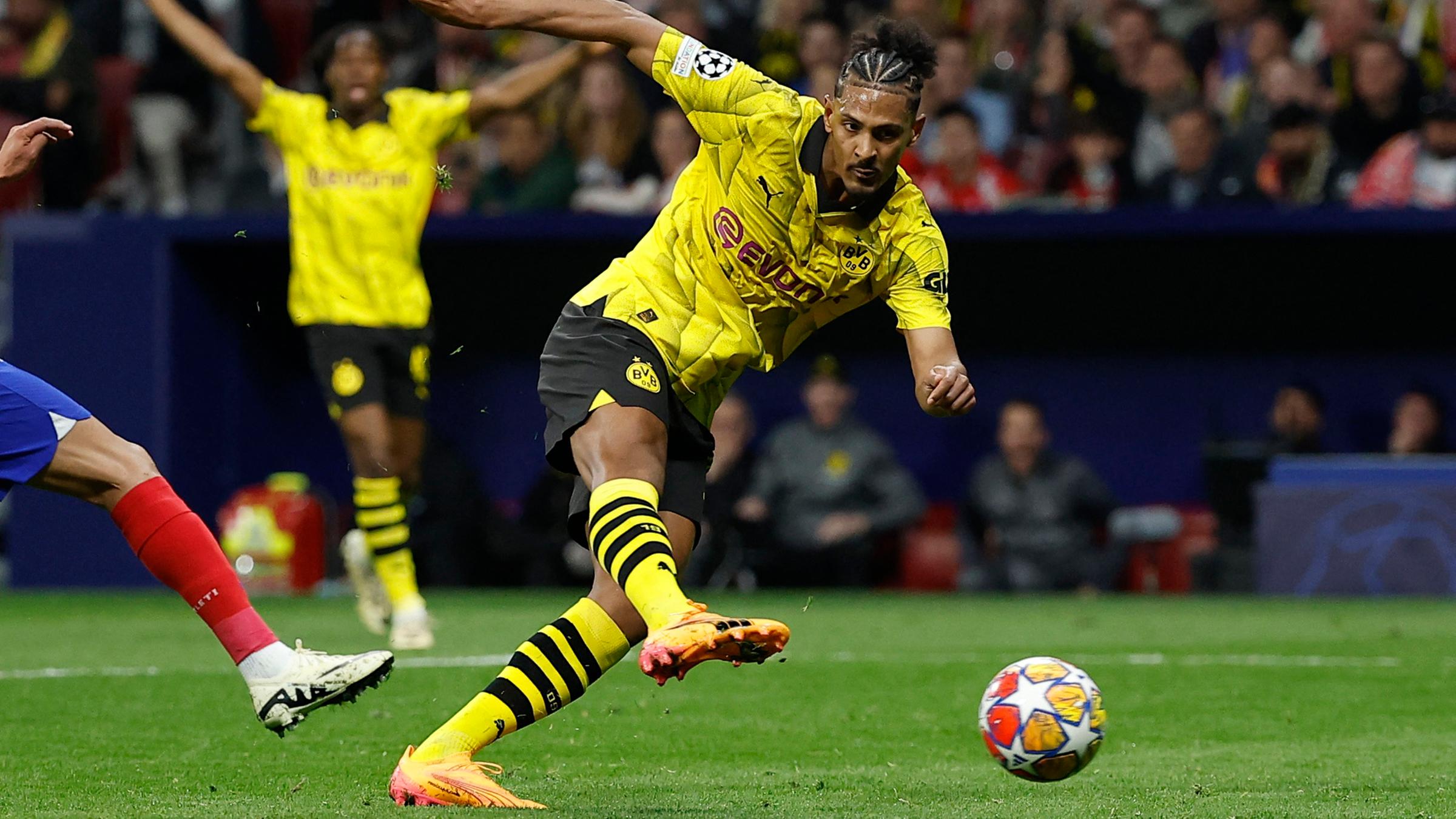 Sebastien Haller schießt das erste Tor für Borussia Dortmund gegen Atletico Madrid.