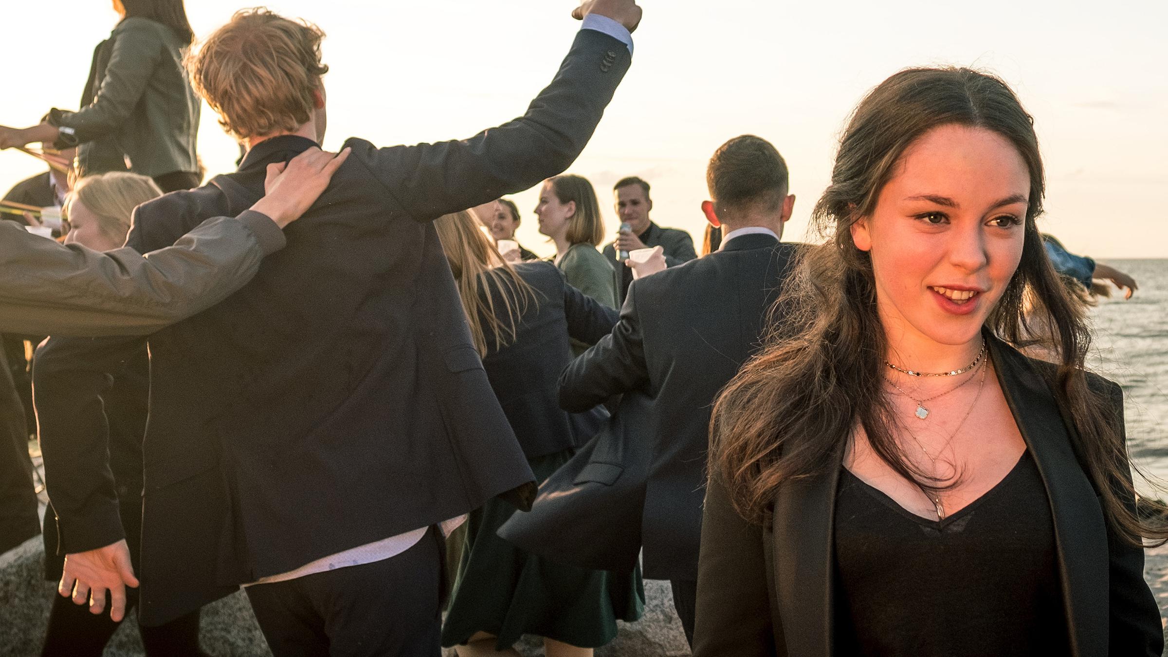 Jule Reinhardt (Tijan Marei) feiert am Strand ihr bestandenes Abi.