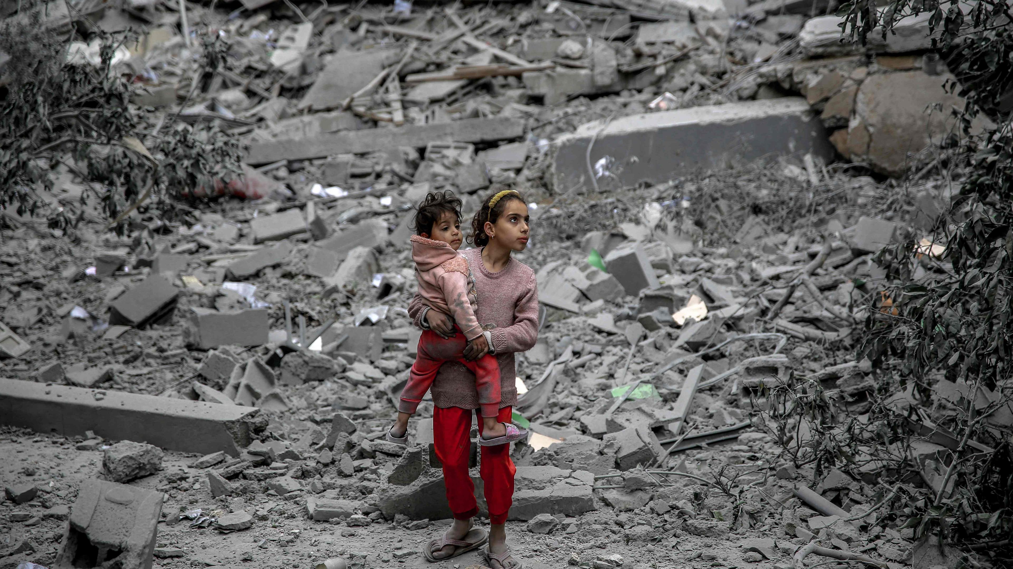 Mädchen steht in den Trümmern von Gaza Stadt