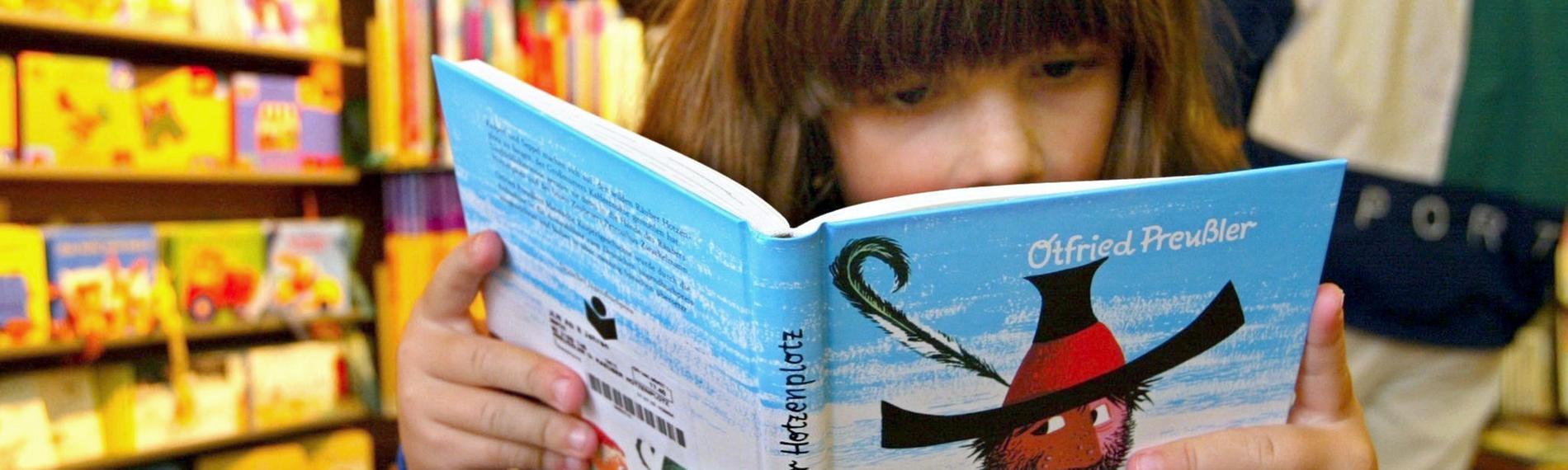 Ein Mädchen liest Räuber Hotzenplotz