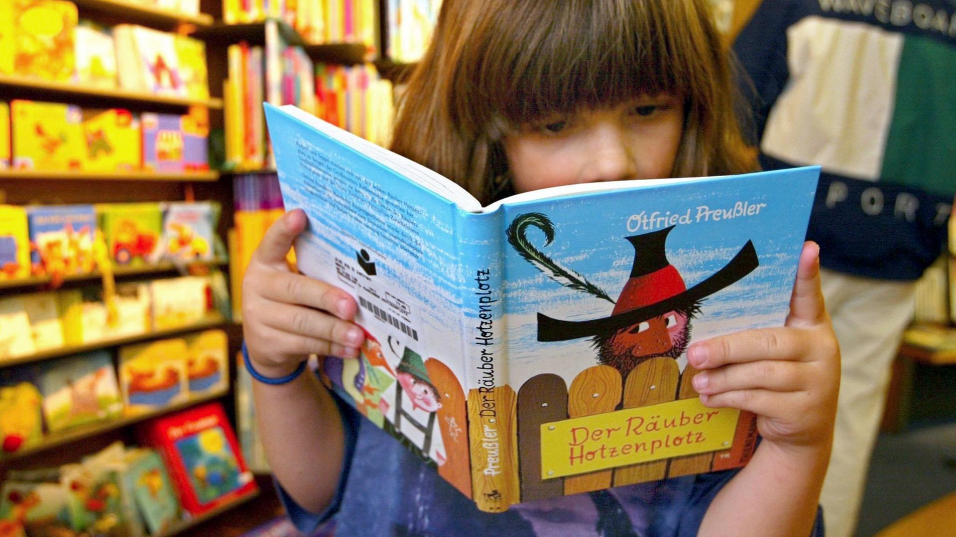Ein Mädchen liest Räuber Hotzenplotz