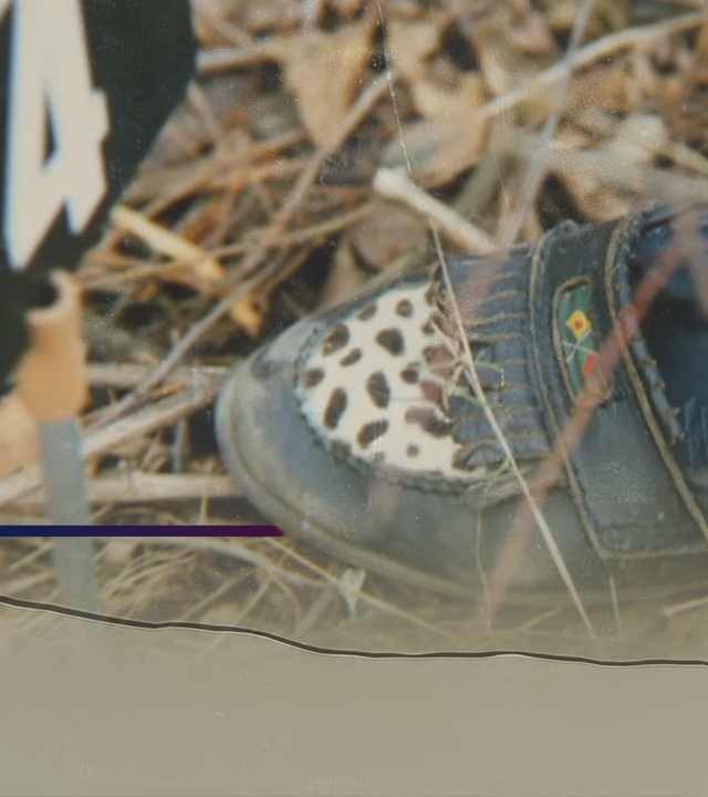 Bild aus der Polizeiakte zeigt Foto eines Kinderschuhs in getrocknetem Gras. Links daneben: Lichtschematische Darstellung eines Fingerabdrucks.