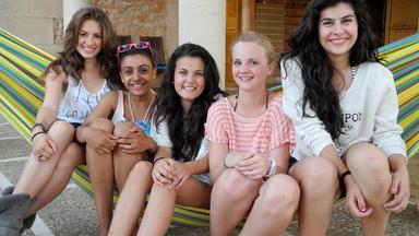 Weya, Bianca, Louisa, Maya und Buse sitzen in einer Hängematte