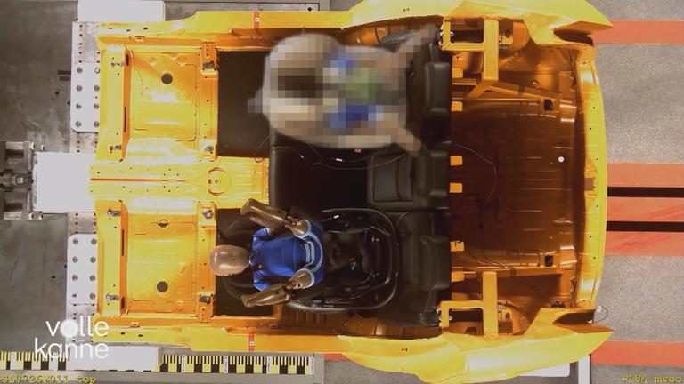 Ein Crashtest mit Baby-Dummy im Kindersitz.