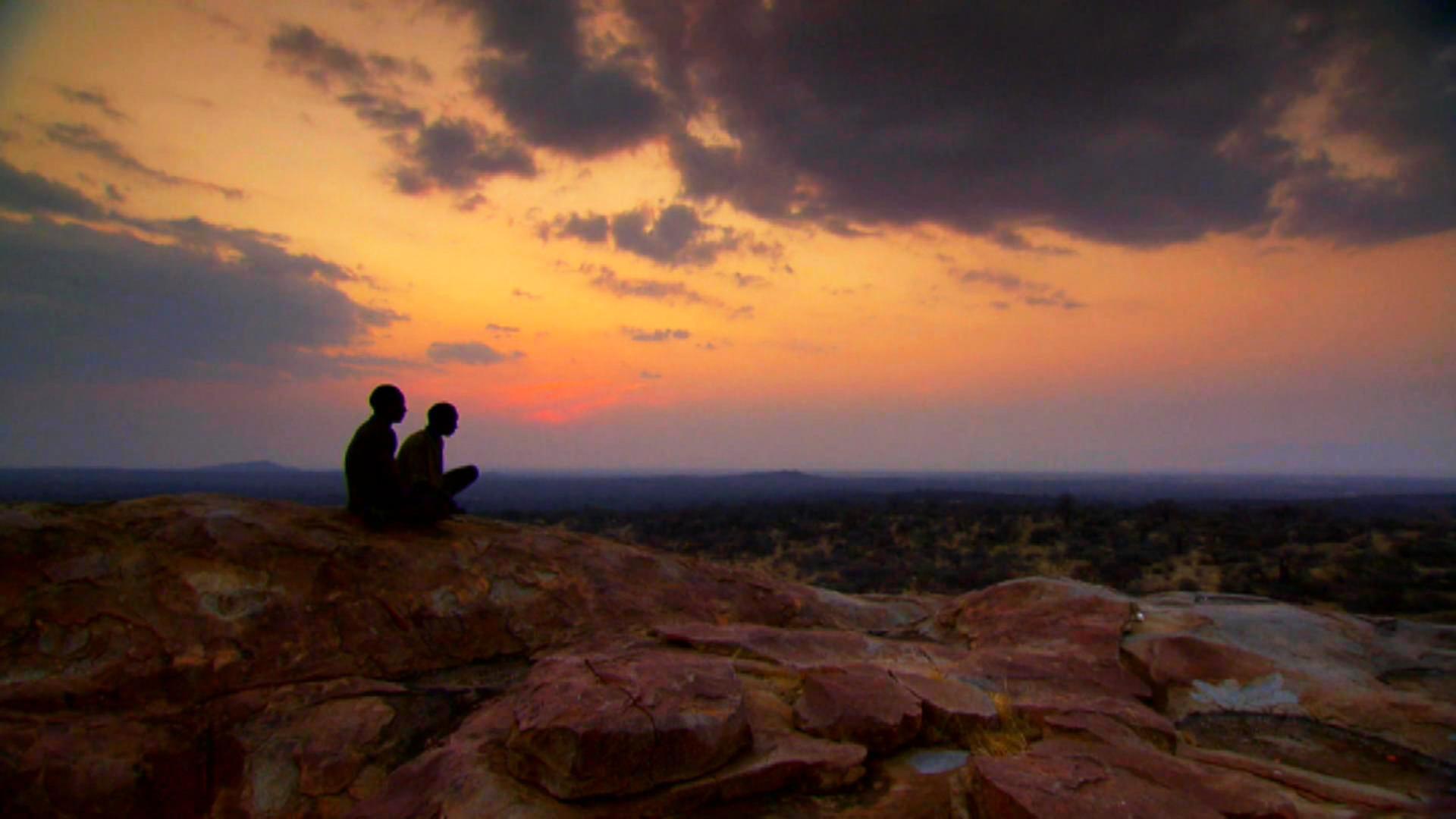 Männer bei Sonnenuntergang