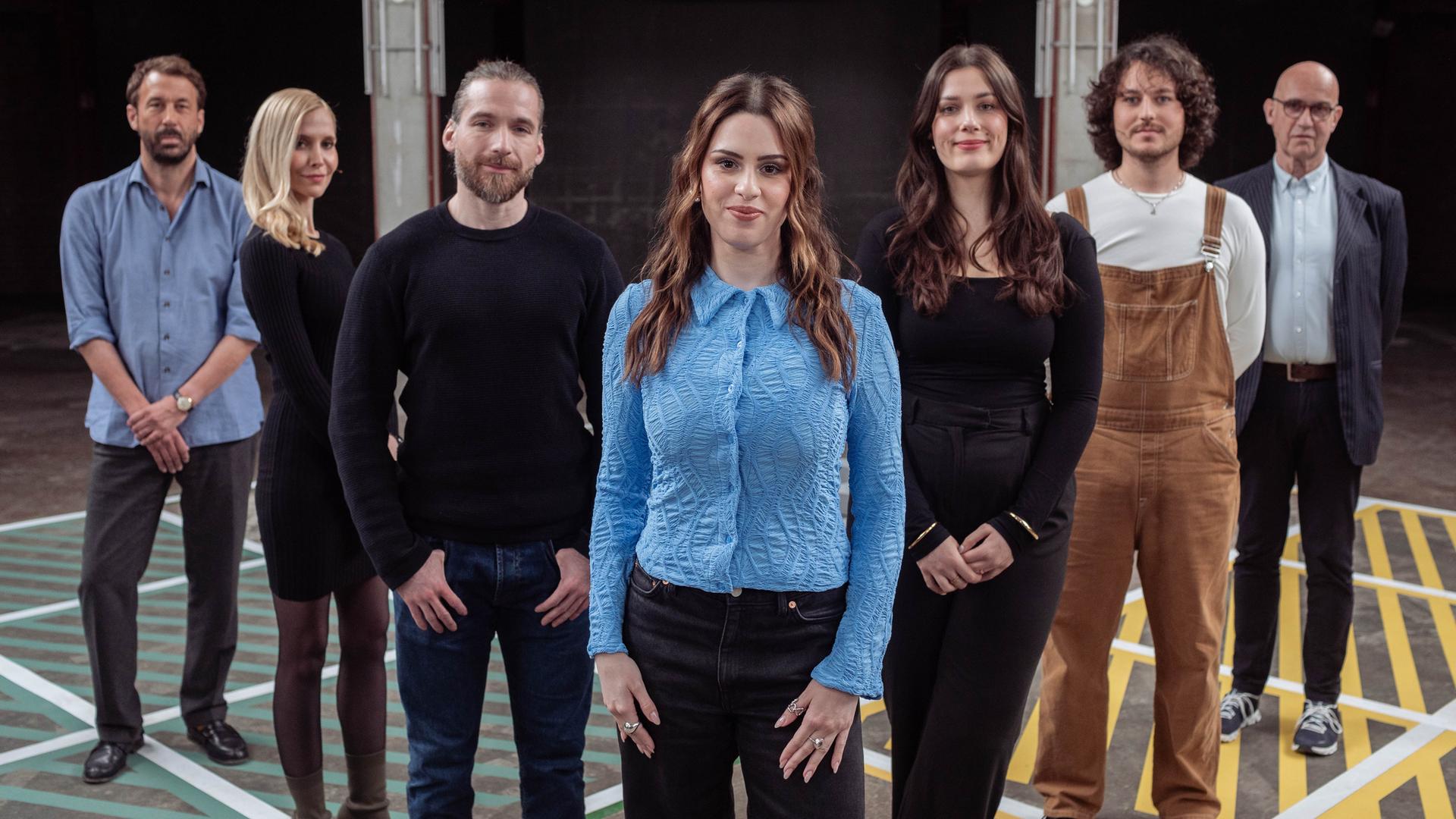 Die Gäste der Sendung stehen auf dem 13-Fragen-Spielfeld.