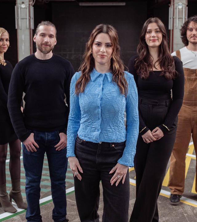 Die Gäste der Sendung stehen auf dem 13-Fragen-Spielfeld.