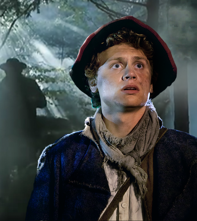 Peter Munk (Rafael Gareisen) steht mitten im Wald. Nebel zieht auf und es ist noch düster. Im Hintergrund steht als Schatten der Waldgeist Holländer-Michel.