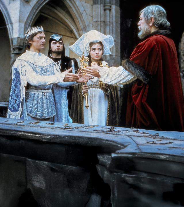 Prinzessin Maruschka (Libuse Safránková, 2.v.re.) stellt ihrem Vater (Karol Machata, re.) ihren Geliebten, den Salzprinz (Gabor Nagy, li.) vor.