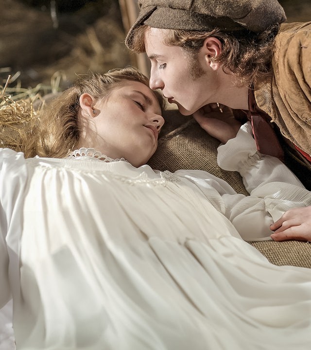 Dornöschen (Anna Hausburg) wird von Prinz Frederik (Moritz Schulze) wach geküsst.