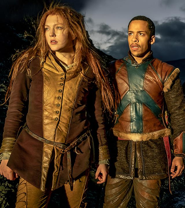 Vor dem Hintergrund einer nächtlichen, mondähnlichen, unwirtlichen Landschaft stehen nebeneinander Zottelhaube (Charlotte Krause), Prinz Tanka (Jerry Hoffmann) und Bero (Jürgen Vogel). Sie alle tragen, angemessen für eine Reise durch die Wildnis, eine Hose, einen gepolsterten Wams und festes Schuhwerk. Sie blicken ebenso angespannt wie neugierig in die Ferne, von wo sie ein heller Lichtstrahl trifft und ihre Körper und Gesichter erleuchtet.