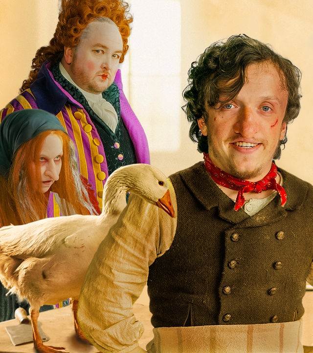 Bildkomposition: Die Kräuterweis (links, gespielt von Anica Dobra), der Herzog ( zweiter von links, gespielt von Daniel Zillmann) und Zwerg Nase (rechts, gespielt von Mick Mehnert). Im Vordergrund steht eine Gans.