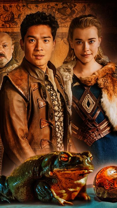 Sechs Personen in mittelalterlichen Gewändern schauen den Betrachter an. Von links: Neben einem groß gewachsenen älteren König, gespielt von Götz Otto, steht ein kräftiger Waffenmeister, gepielt von Simon Werner. Im Vordergrund in der Mitte präsentieren sich ein junger Prinz asiatischer Abstammung, verkörpert von Jan Liem, und eine blonde Prinzessin in einem blauen Kleid, dargestellt von Milena Tscharntke. Wieder etwas im Hintergrund sieht man einen jüngeren Mann mit schwarzen Haaren, gespielt von Anh Alexander Tran, und eine junge Frau mit kurzen blonden Haaren, verkörpert von Lea Drinda. Hinter ihnen sind braune bemalte Tücher gespannt. Ganz im Vordergrund sitzt ein Frosch neben einer goldenen Kugel.