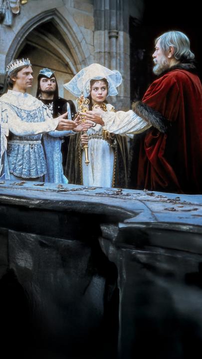 Prinzessin Maruschka (Libuse Safránková, 2.v.re.) stellt ihrem Vater (Karol Machata, re.) ihren Geliebten, den Salzprinz (Gabor Nagy, li.) vor.